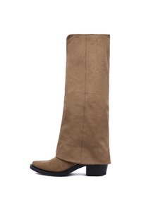 Brązowy zamszowy kozak do kolan z kwadratowym noskiem i niskim, szerokim obcasem. Gładka faktura z minimalnymi detalami szycia.