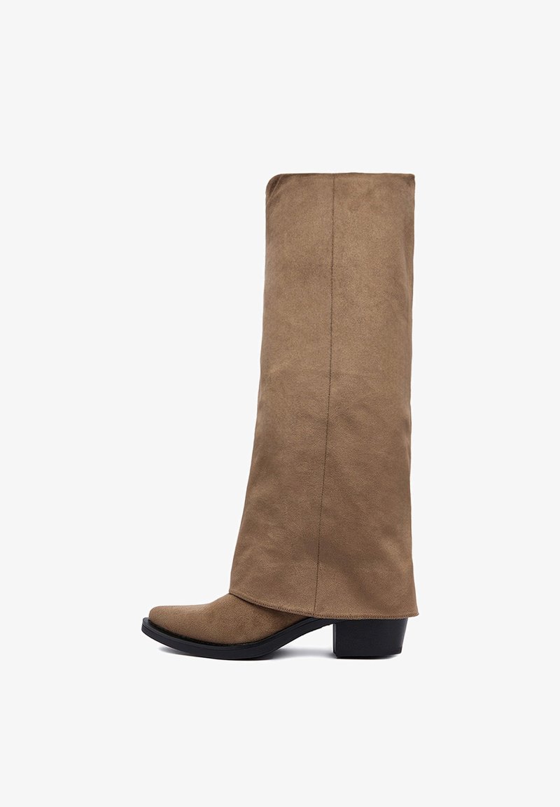 Brązowy zamszowy kozak do kolan z kwadratowym noskiem i niskim, szerokim obcasem. Gładka faktura z minimalnymi detalami szycia.