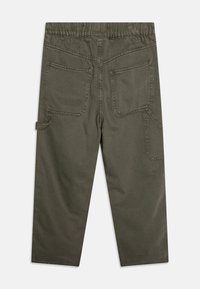 Pantalones cargo de algodón verde oliva con cintura elástica, que cuentan con dos bolsillos traseros y un bolsillo lateral. Textura suave, diseño de ajuste relajado.