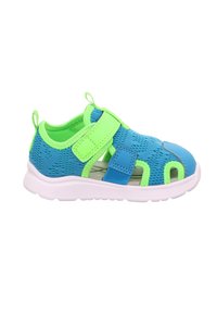 Blaue Netzsandale mit grünen Akzenten, Klettverschluss und weißer Sohle. Sie verfügt über ein offenes Design mit Ausschnitten für Belüftung und Flexibilität.