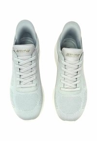 Sneaker grigio chiaro con tomaia in mesh traspirante, dettagli sintetici lisci, lacci piatti e suola bianca ammortizzata.