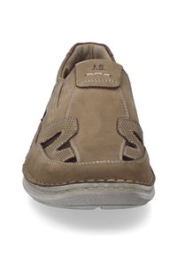 Ruskean mokkasiinimalli, jossa on verkkoleikkauksia, koristeellisia ompeleita ja joustava kumipohja. Suunnittelussa korostuu hengittävyys ja mukavuus.