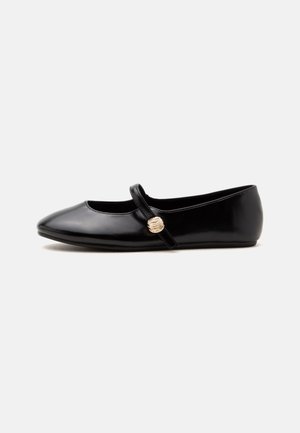 Zapato Mary Jane plano negro con una correa fina y un botón decorativo dorado redondo en el lateral, mostrado desde una vista lateral.