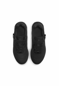 Baskets noires de sport avec une tige en mesh respirant. Les caractéristiques incluent des lacets et une sangle au milieu du pied. Semelle en caoutchouc antidérapante.