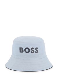 Lichtblauwe bucket hat van stof, met een opvallend donkergrijs "BOSS" logo aan de voorkant, en een brede, platte rand.