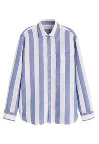 Chemise à manches longues avec de larges rayures verticales bleues et blanches et une poche poitrine sur fond blanc.