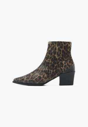 Stiefelette mit braunem und schwarzem Leopardenmuster, spitzer Zehenform und dicker schwarzer Absätze, seitlich auf weißem Hintergrund dargestellt.