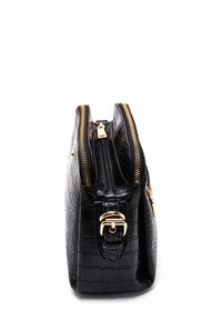 Sac en cuir texturé crocodile noir avec deux zips dorés, un accent de boucle latérale et une forme structurée ; finition élégante et texture lisse.