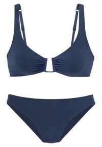 Completo bikini blu navy composto da un reggiseno triangolare con tessuto arricciato al centro e spalline regolabili, abbinato a semplici slip bikini.