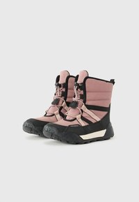 Botas aislantes con parte superior de nailon rosa, suela de goma negra, puntera reforzada y cordones elásticos. Presentan patrones texturizados y una altura hasta la mitad de la pantorrilla.