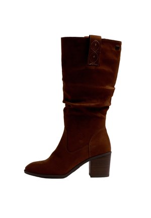 Bota de ante marrón hasta media pantorrilla con puntera redondeada, empeine fruncido, lengüeta con botones y tacón de bloque apilado.