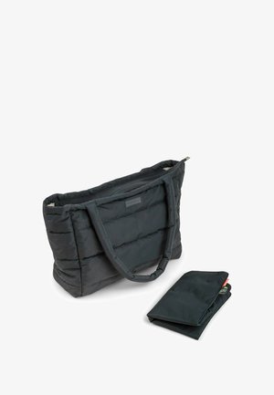 Sac fourre-tout matelassé noir avec deux poignées robustes et une fermeture éclair ; comprend un accessoire plié de couleur similaire.