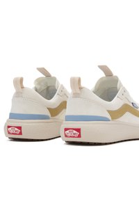 Weiße Wildledersneaker mit goldbraunen und blauen Akzenten, ausgestattet mit einer strukturierten Gummisohle und rotem "Off The Wall"-Logo an der Ferse.