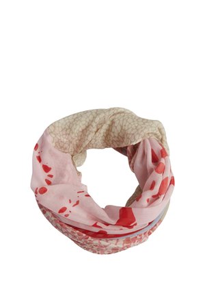 Lichtroze en beige sjaal van een patroonstof, gedraaid tot een lus met rode abstracte vlekken en een getextureerde print.