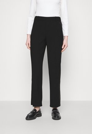 Pantalons noirs ajustés en tissu lisse avec un design à jambe droite. Dotés d'une taille et de poches latérales discrètes. Fini avec des accents élégants.