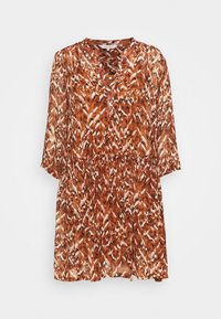 Robe imprimé animal marron et blanc avec manches longues, col en V, détails de boutons et taille froncée, présentée sur un fond uni.
