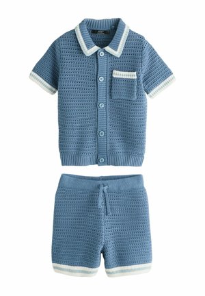 Niebieska dzianinowa koszula z krótkim rękawem, kołnierzykiem i kieszenią, w komplecie z pasującymi szortami ze sznurkiem i białym obszyciem.