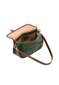 Groene leren schoudertas met bruine leren accenten, voorzien van een zachte suède binnenkant en een externe drukknoopsluiting.