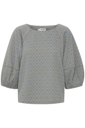 Lichtblauwe top met een diamantpatroon in beige; heeft een ronde hals en pofmouwen, gemaakt van een gestructureerde stof.