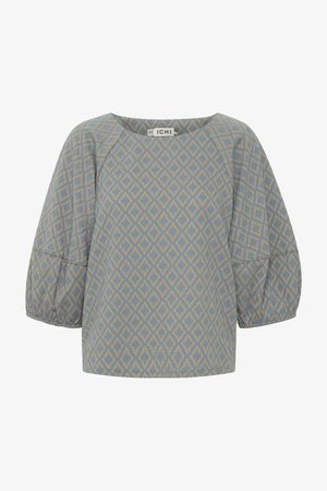 Top de culoare albastră deschisă cu un model în formă de diamant în bej; are un decolteu rotund și mâneci bufante, fiind fabricat dintr-un material texturat.