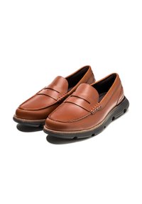 Mocassini in pelle marrone con cuciture a vista, parte superiore testurizzata e suola imbottita. Design minimalista con una finitura liscia e stile slip-on.
