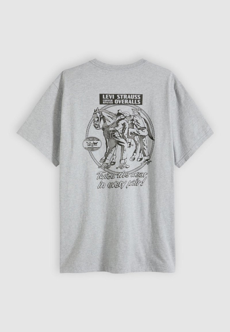 T-shirt gris à manches courtes en coton, avec un imprimé graphique noir au dos présentant un design vintage et un texte sur les salopettes.