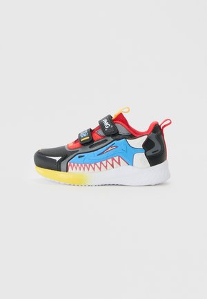 Zwarte en rode sportieve schoen met blauwe, gele en witte accenten, voorzien van een haaientandenontwerp, gemaakt van mesh en synthetische materialen, met dubbele klittenbandsluitingen.