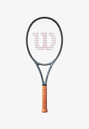 Tennisschläger mit schwarzem Rahmen, braunem Ledergriff, weißen Saiten und einem roten "W"-Logo in der Mitte des Saitenbetts.