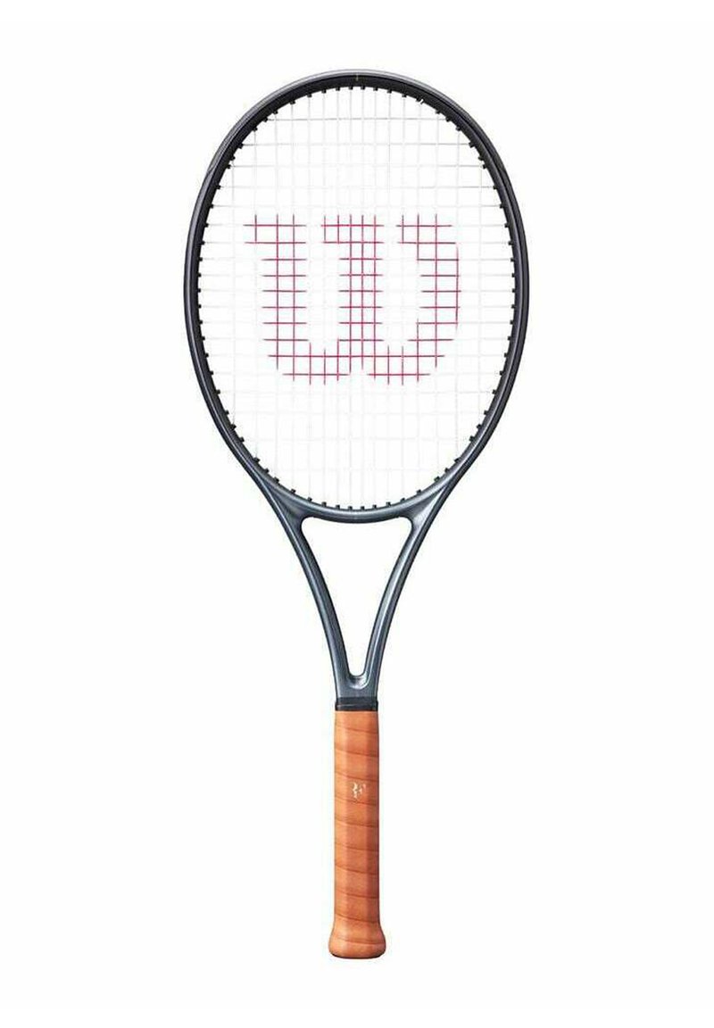 Tennisracket met een zwart frame, bruin leren handvat, witte snaren en een rode "W"-logo in het midden van het snaarbed.