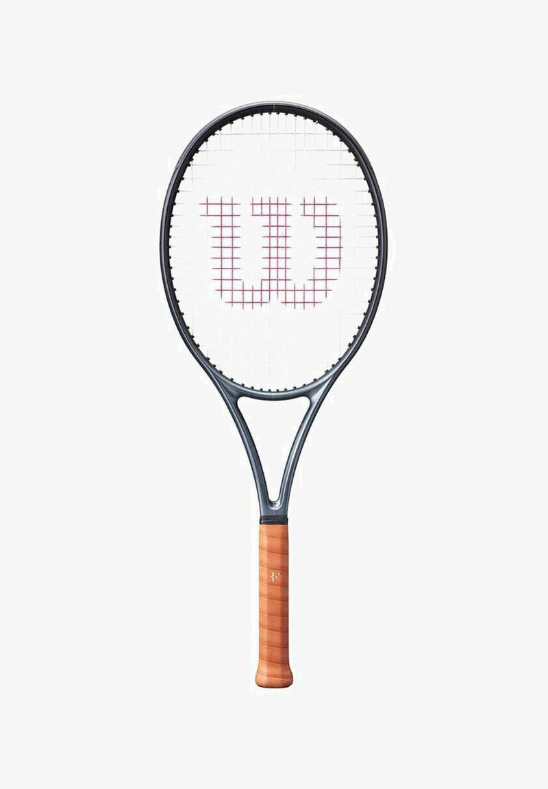 Tennisracket met een zwart frame, bruin leren handvat, witte snaren en een rode "W"-logo in het midden van het snaarbed.