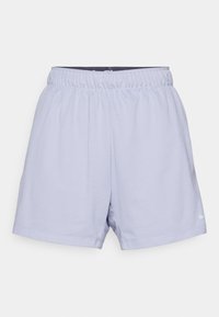 Světle fialové sportovní šortky s elastickým pasem. Měkká látka, volný střih a malé bílé logo na dolní pravé straně.