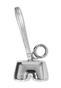 Zilveren sleutelhanger in de vorm van korte broek, gemaakt van glanzend metaal. Beschikt over een gestructureerde band en een ronde sleutelringbevestiging.