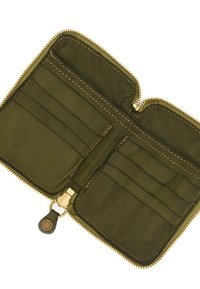 Portafoglio in pelle verde oliva con zip dorata, dotato di molteplici scomparti per carte e una texture liscia. Include un dettaglio per l'attacco di un portachiavi.