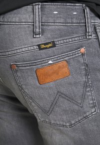 Wrangler LARSTON - Calças de ganga justas - dusty black