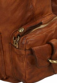 Borsa in pelle marrone con una texture invecchiata, caratterizzata da una cerniera in ottone visibile e accenti in metallo. Design compatto con una tasca laterale.