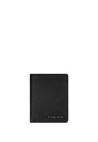 Portafoglio bifold in pelle nera texture con logo metallico "POLICE" nell'angolo in basso a destra su sfondo bianco.