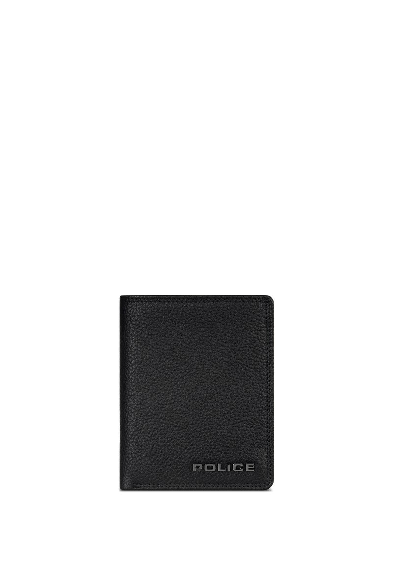 Portafoglio bifold in pelle nera texture con logo metallico "POLICE" nell'angolo in basso a destra su sfondo bianco.