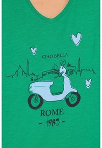Maglietta verde a scollo a V con grafica di uno scooter blu, illustrazione di uno skyline e testo "Ciao Bella Roma 1987" in nero, con dettagli a forma di cuore.