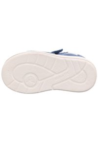 Blauer Wildlederschuh mit einer weißen Gummisohle. Verfügt über ein strukturiertes Grip-Muster und ein Markenlogo auf der Sohle. Klettverschluss für einfaches Anlegen.