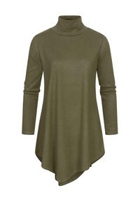 Un haut col roulé vert olive en tissu doux, avec des manches longues et un ourlet irrégulier qui s'arrondit en bas. Texture lisse.