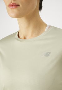 New Balance SPORT ESSENTIALS LONG SLEEVE - Hosszú ujjú felső - olivine