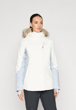 Chaqueta de invierno blanca y azul claro con capucha forrada de piel sintética, cierre delantero con cremallera y bolsillos laterales. El material parece suave y resistente al agua.