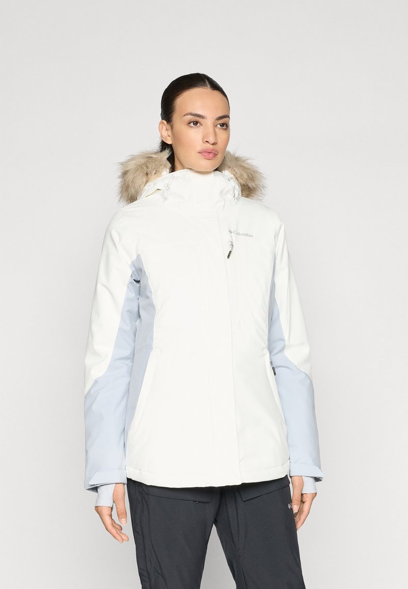 Weißer und hellblauer Winterjacke mit einer Kapuze aus Kunstfell, Reißverschluss vorne und seitlichen Taschen. Das Material wirkt glatt und wasserabweisend.