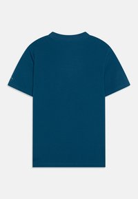 Tričko s krátkým rukávem a kulatým výstřihem v tmavě modré bavlněné tkanině. Má jednoduchý design bez vzorů nebo akcentů, hladkou texturu.