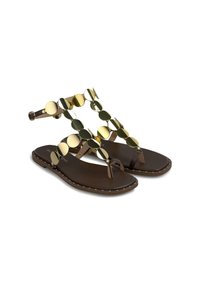 Sandali piatti marroni con design a t-strap, decorati con dischi circolari dorati riflettenti e dettagli di borchie decorative lungo la suola.