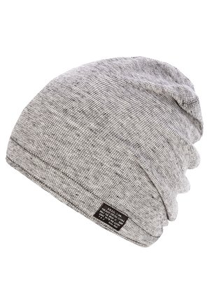 Hellgraue gestrickte lässige Mütze mit einem kleinen schwarzen Stoffetikett, das am Rand angenäht ist.