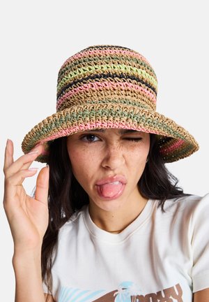 Geflochtener Strohhut in Form eines Baskenmuts mit farbenfrohen horizontalen Streifen in Pink, Grün und Schwarz, einer breiten, weichen Krempe und einer strukturierten Oberfläche.