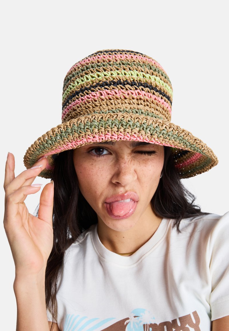 Chapeau bob en paille tissée présentant des rayures horizontales colorées en rose, vert et noir, avec un large bord souple et une finition texturée.