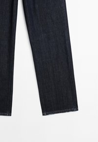 Dunkelblaue Denim-Jeans mit geradem Schnitt. Merkmale einen rohen Saum und sichtbare Nähte in kontrastierender Farbe. Sauberes, minimalistisches Design.