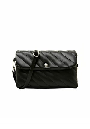 Czarna pikowana skórzana torebka na ramię z przeszyciami diagonalnymi, przednią klapą z zatrzaskiem oraz regulowanym paskiem z srebrną klamrą.